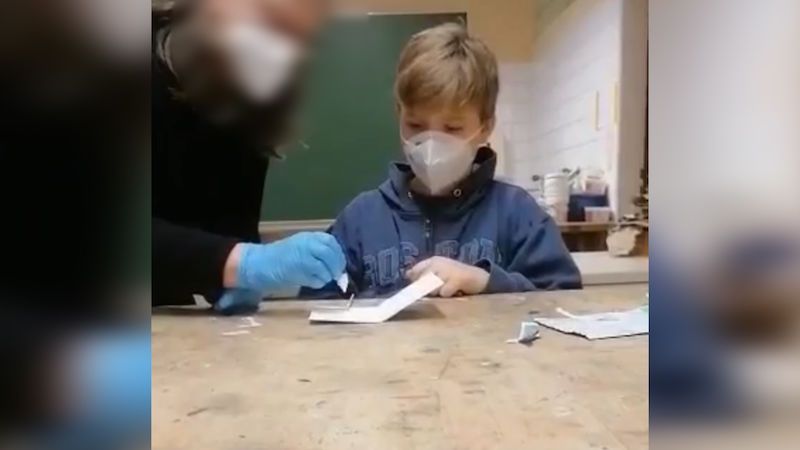 Školáci v Rakousku jsou zpět v lavicích. Bezbolestné testy si dělají sami před výukou
